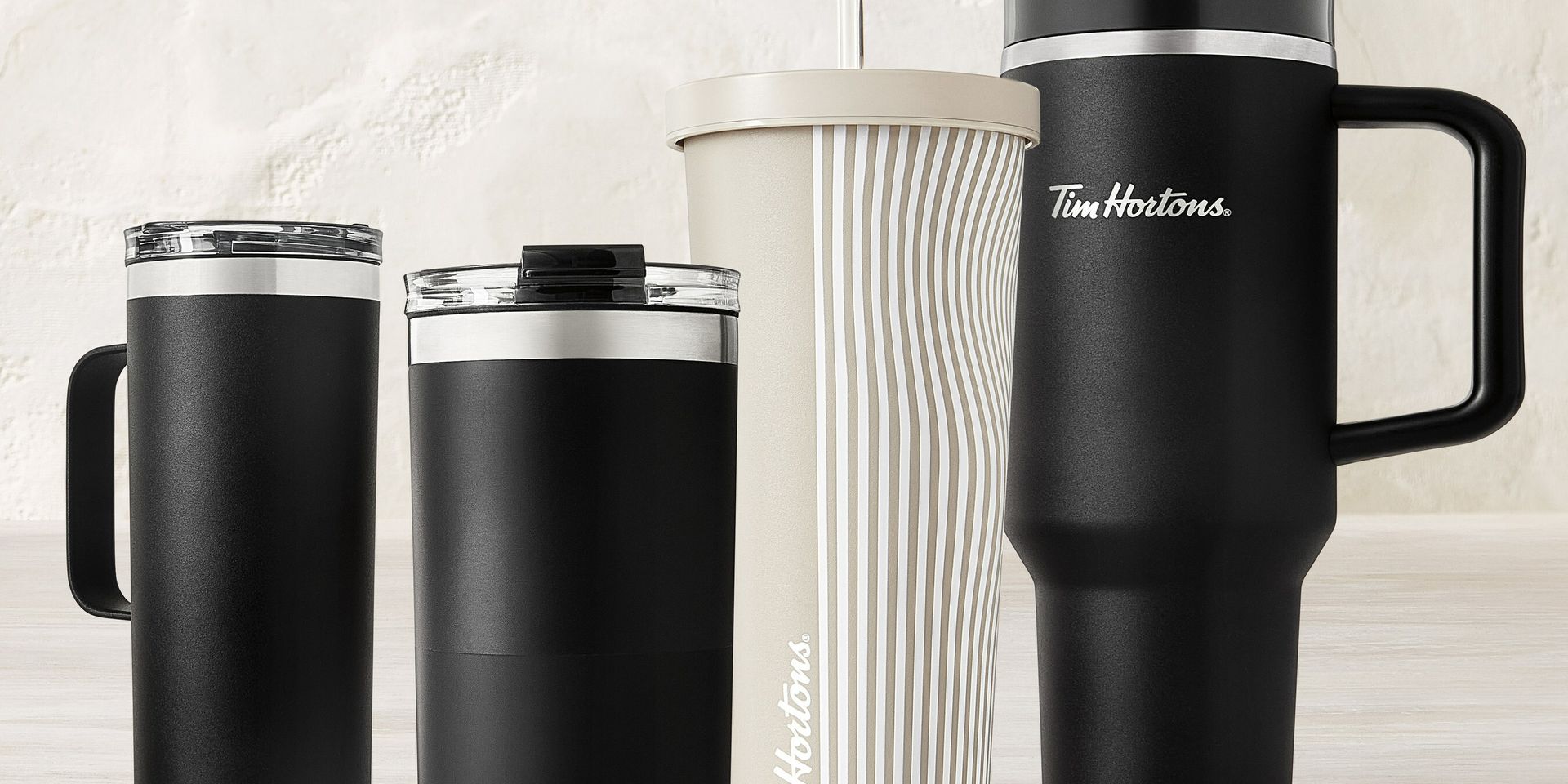 La nouvelle collection Indispensables de Tim Hortons met en vedette une tasse avec paille format géant (1,2 L/40 oz) et une gamme d'autres tasses et gobelets en acier inoxydable qui ont du style