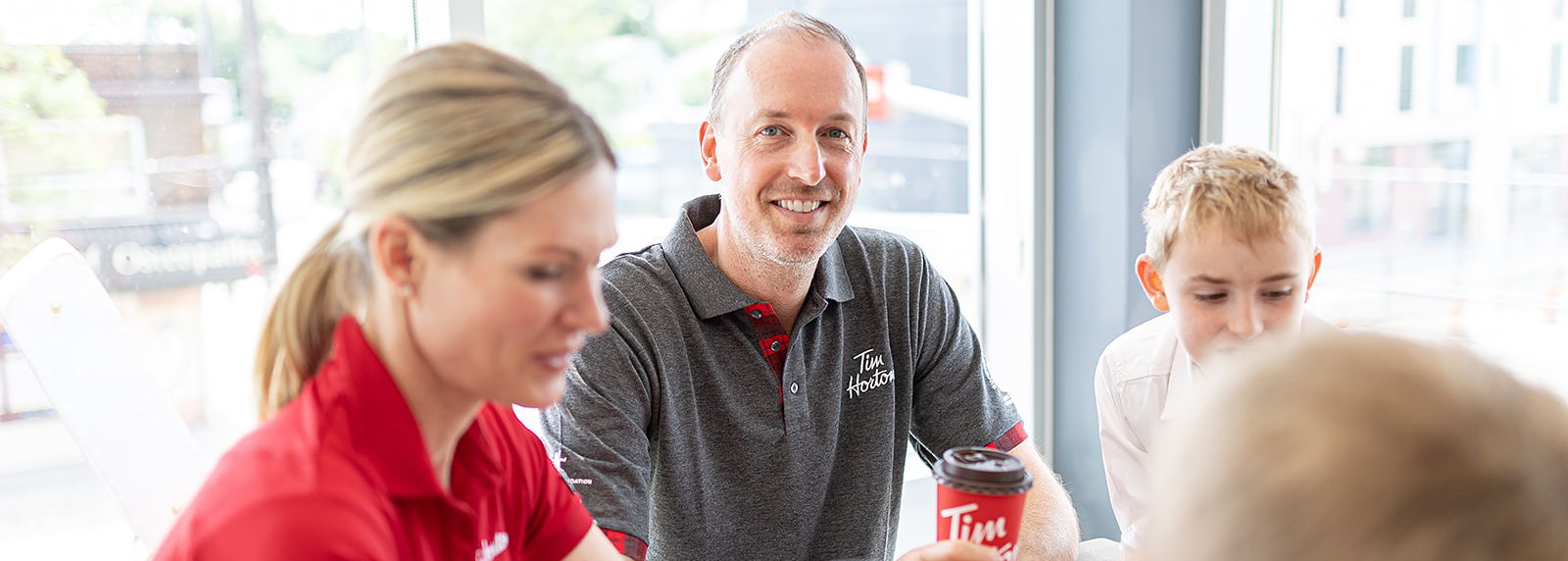 Trois générations de Mattatall au tout premier restaurant Tim Hortons