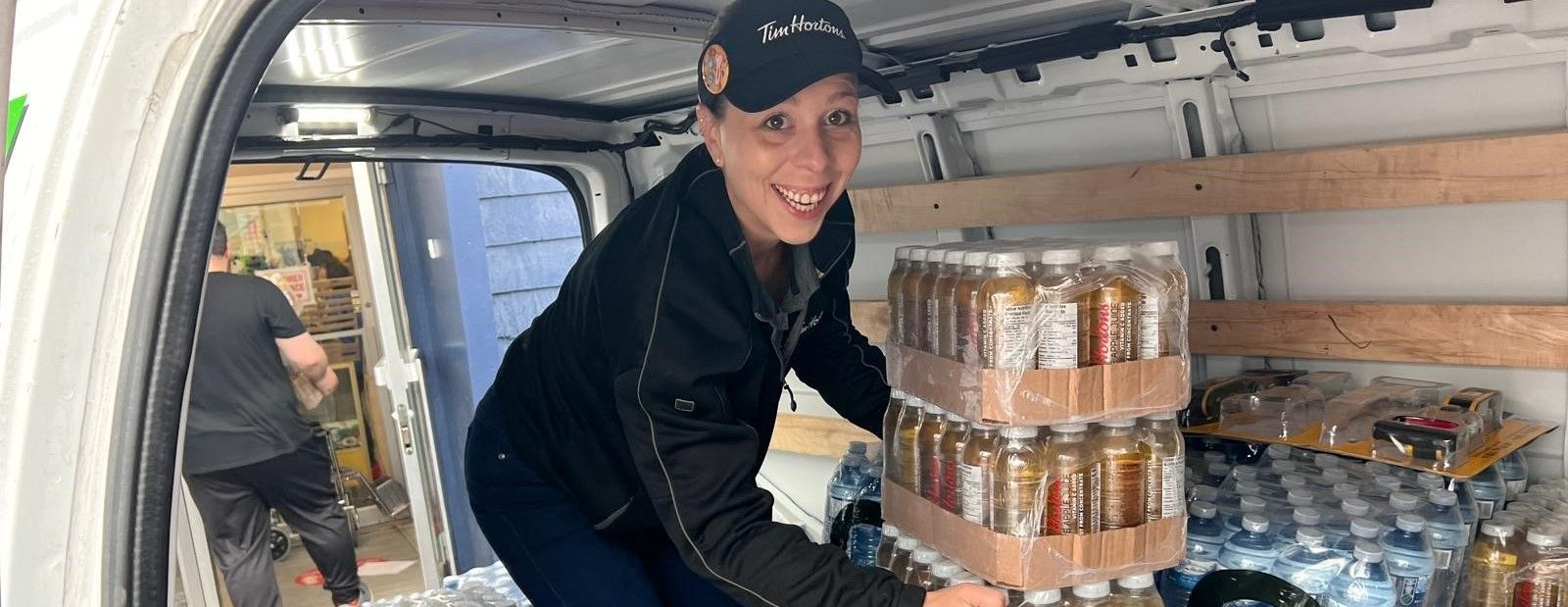 Tim Hortons offre 100 000 $ au Fonds de secours de la Croix-Rouge canadienne pour aider les sinistrés de l’ouragan Fiona au Canada atlantique, ainsi que des denrées non périssables à des banques alimentaires et du café aux secouristes