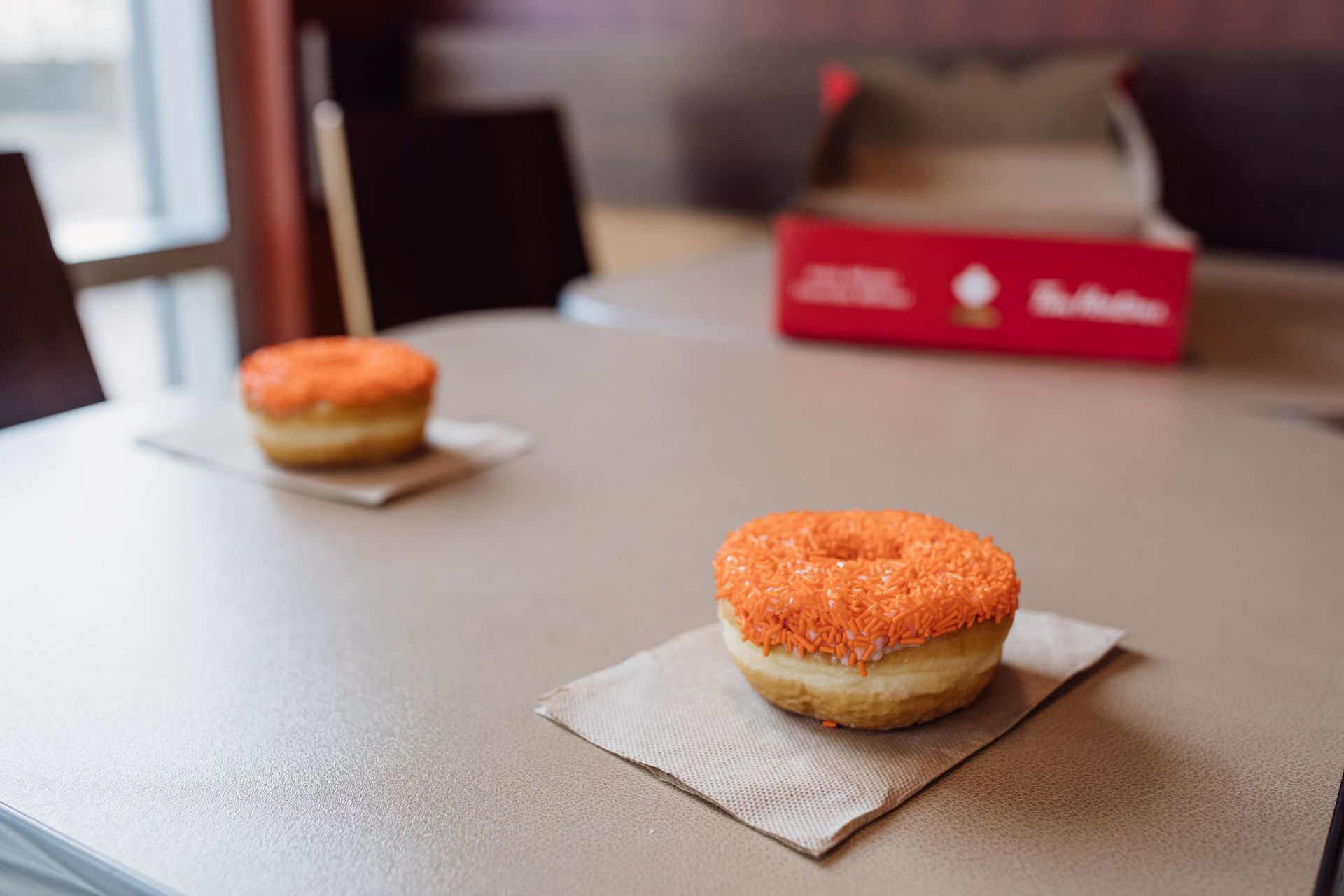 Le 30 septembre, Tim Hortons offrira de nouveau le beigne aux vermicelles orange en soutien à des organismes autochtones, et versera 100 % des fonds récoltés au Québec à la Fondation Nouveaux Sentiers