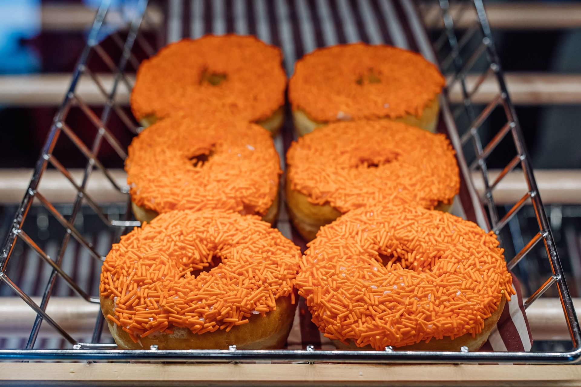 Tim Hortons offrira de nouveau le beigne aux vermicelles orange le 30 septembre et le 1er octobre. La totalité des recettes ira à des organismes autochtones.