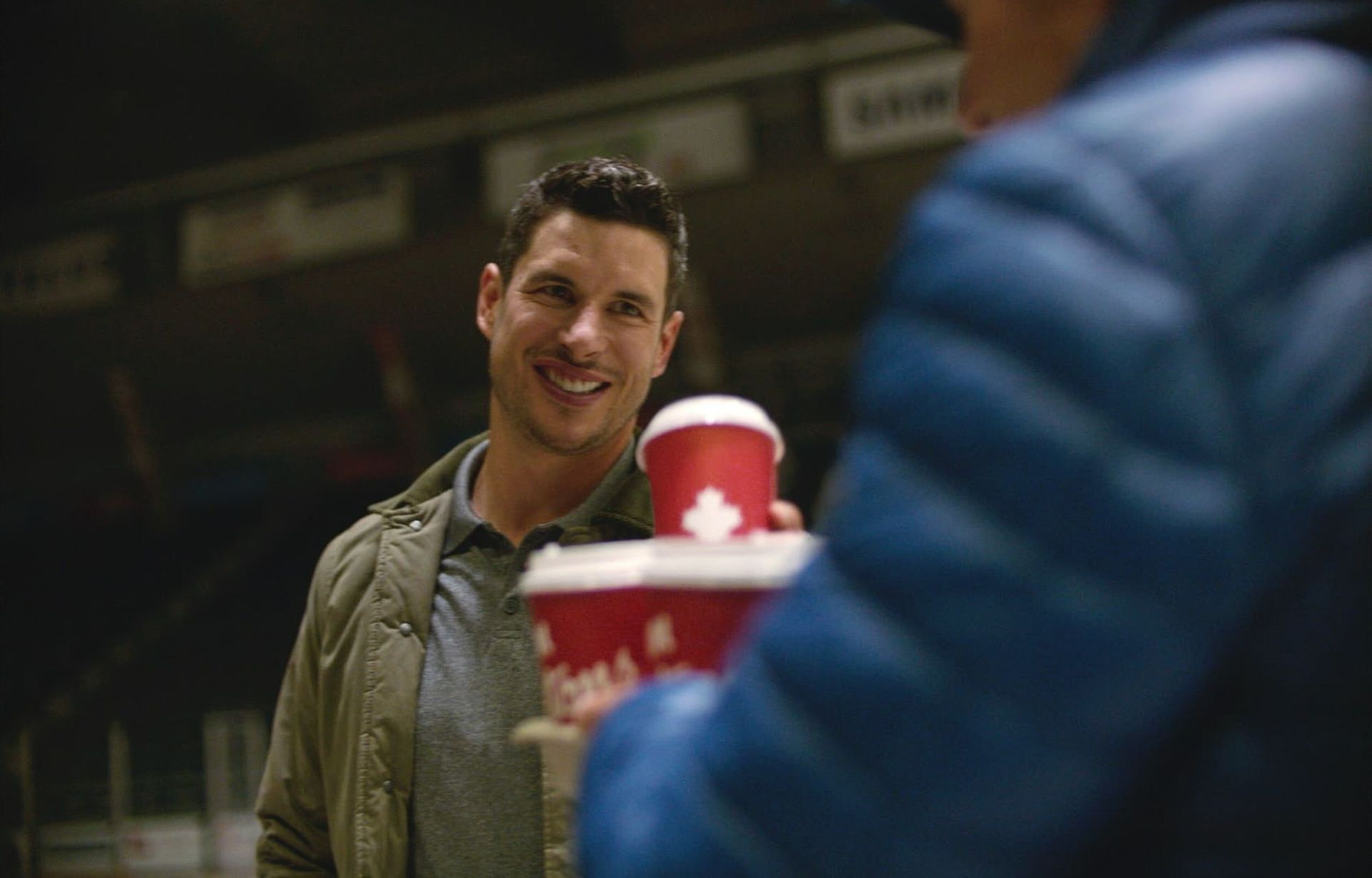 Dans une nouvelle publicité télévisée, Sidney Crosby et des amateurs de l'Océanique de Rimouski revivent ensemble un moment Tim spécial